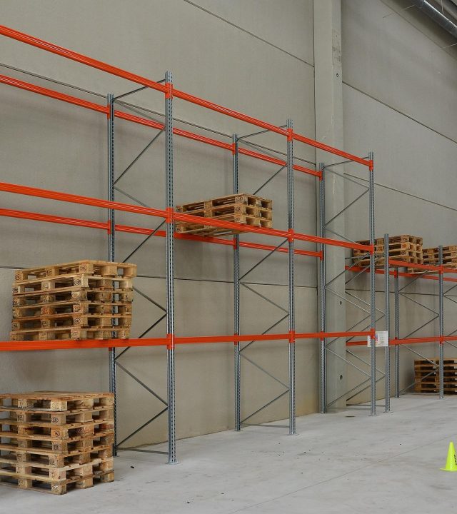 shelves-1227093_1920